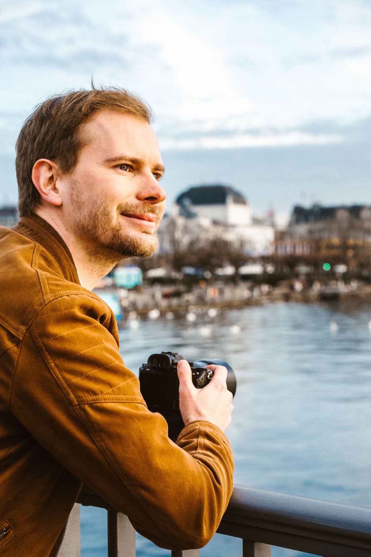 Lukas Bärlocher mit Kamera in Zürich