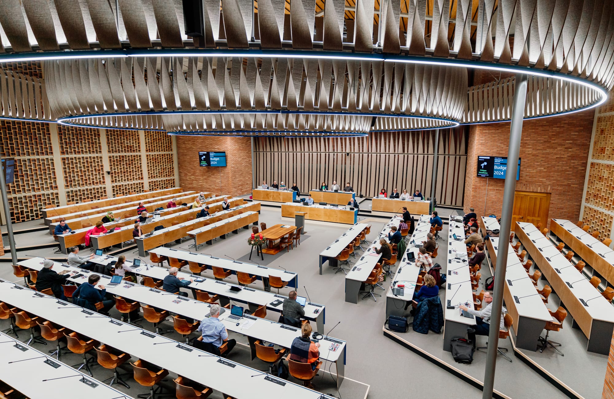 Sitzungssaal als Bild für Parlament, Kommissionsarbeit, Governance und Entscheidungen