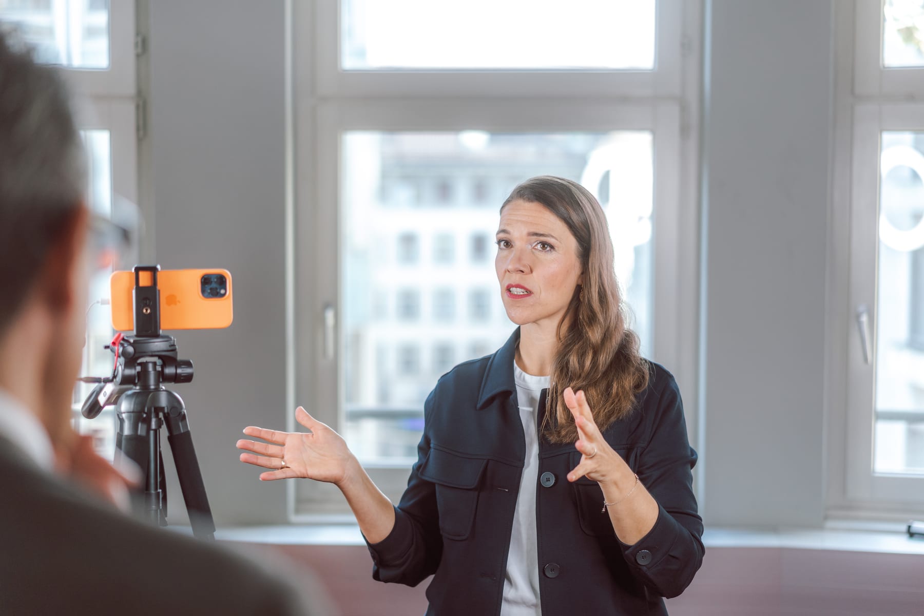 Arbeitssetting mit Kamera und Gespräch als Bild für Analyse, Transfer und Public Management