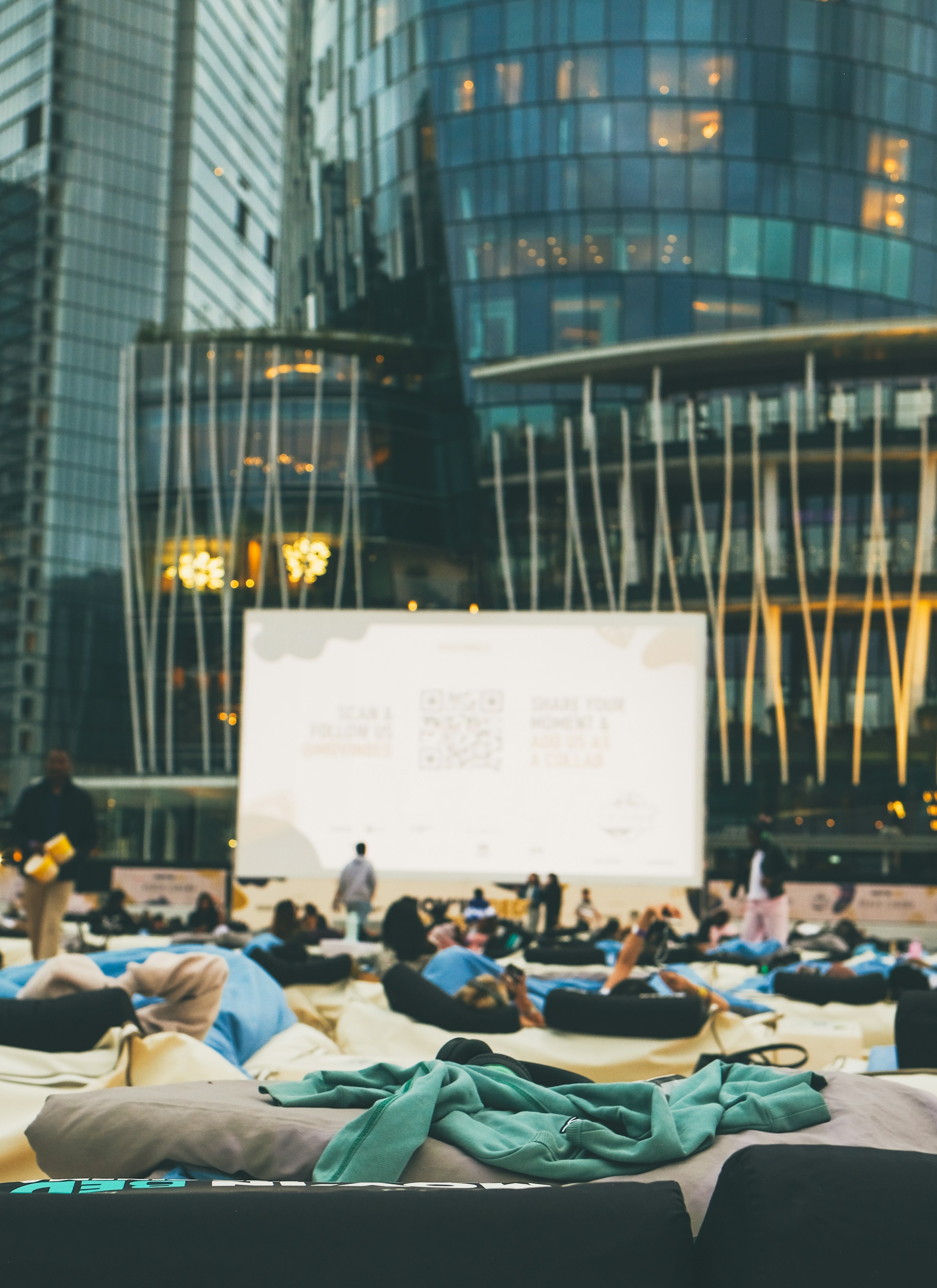 Publikum vor einer grossen Projektionsfläche als visuelle Annäherung an ein öffentliches Kulturformat