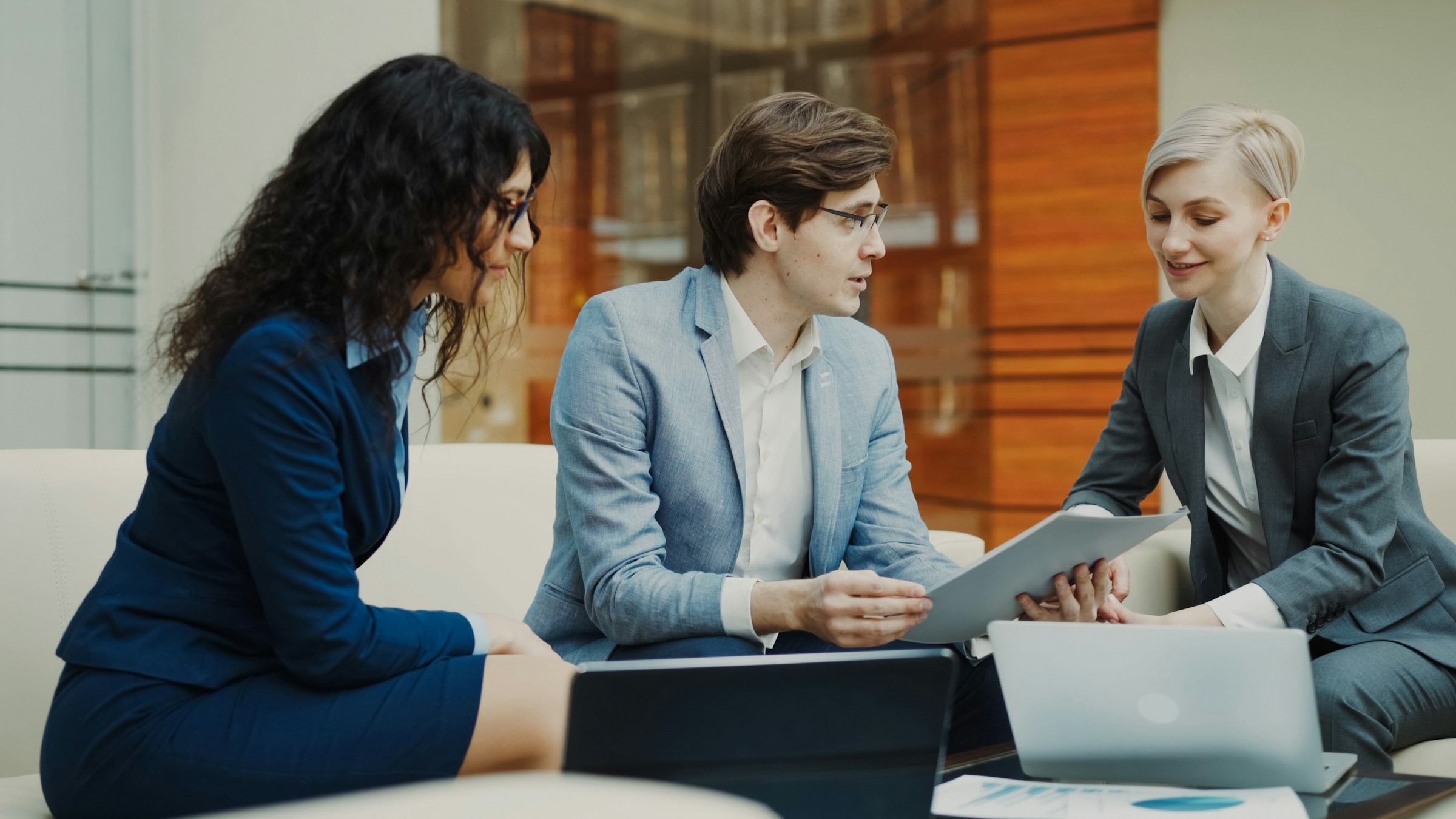 Professionelle Besprechung als visuelle Annäherung an Formatentwicklung und Kommunikation