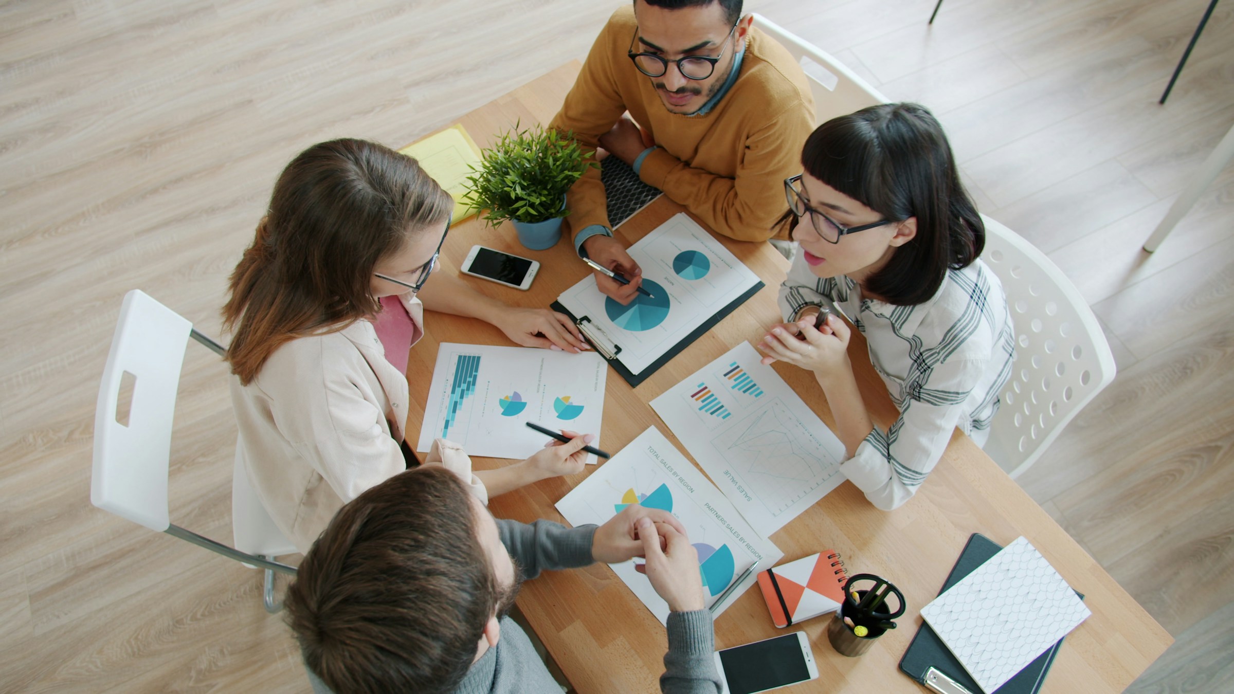 Menschen arbeiten an Projektunterlagen und Diagrammen