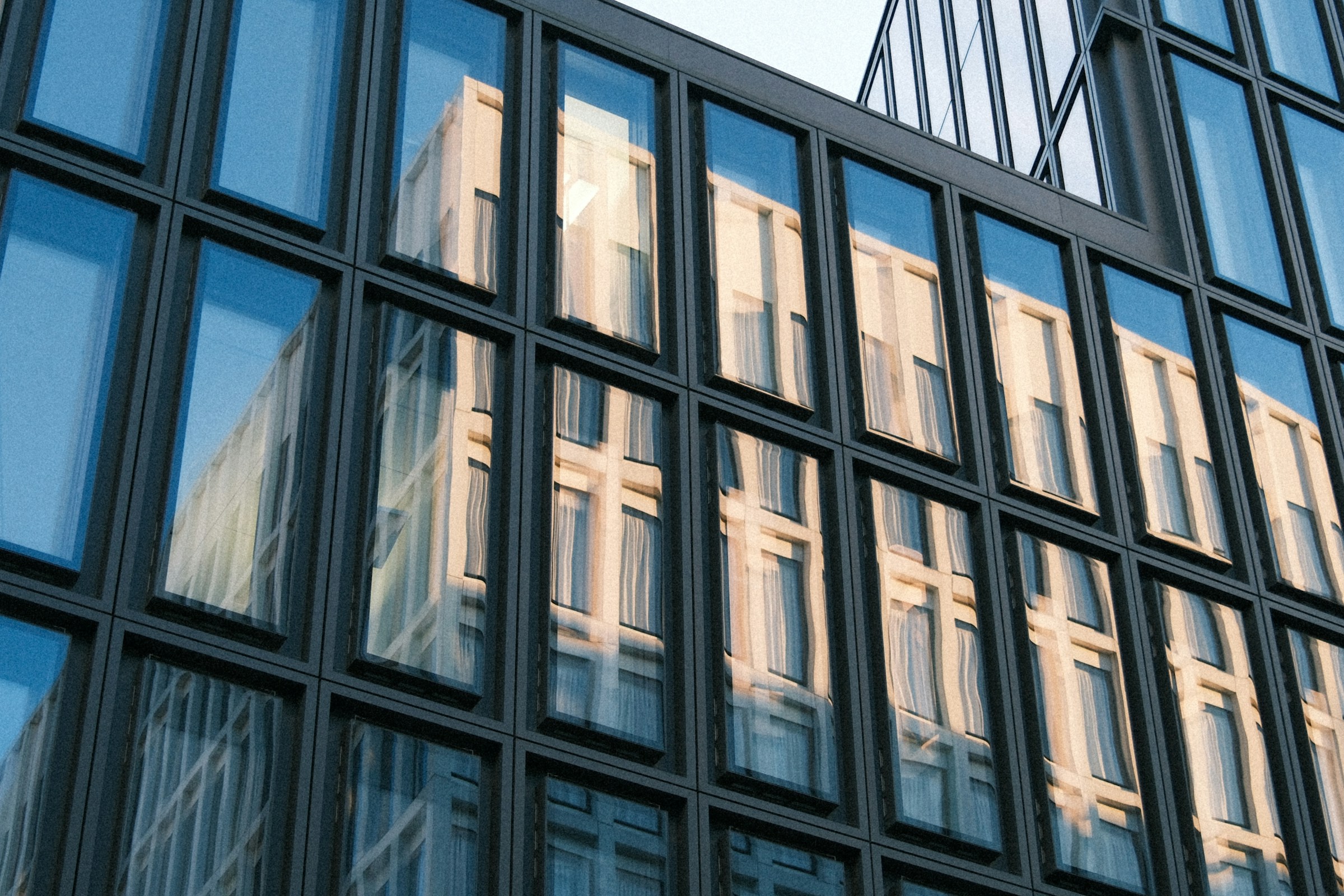 Glasfassade in Zürich mit Spiegelungen
